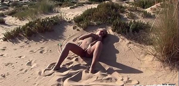  Zuzana Z. Hot blonde doing sand angels
